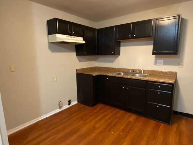 Foto del edificio - 3 bed 1 bath home located in Lawrence Town...