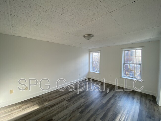 Building Photo - 5 Center Square