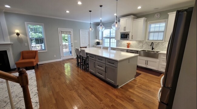 Foto del edificio - Charming 3-Bed Oasis with Hardwood Eleganc...