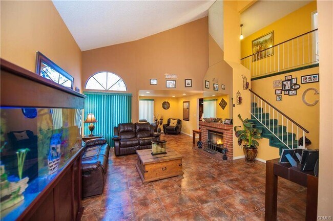 living room - 6047 Templeton St