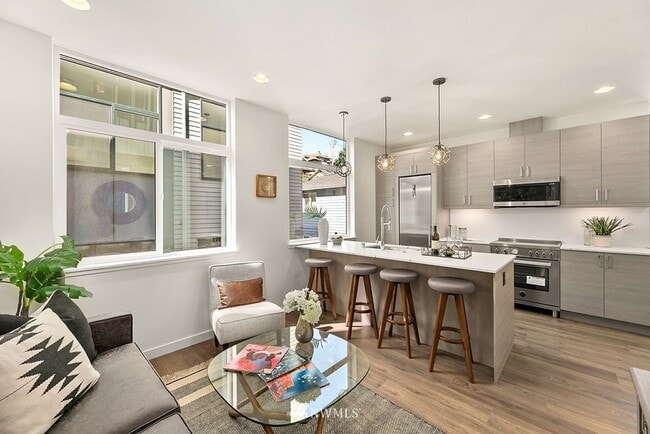 Building Photo - Beacon Hill - 2 Bedroom / 2 Bath Townhome