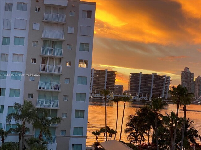 Foto del edificio - 18001 N Bay Rd