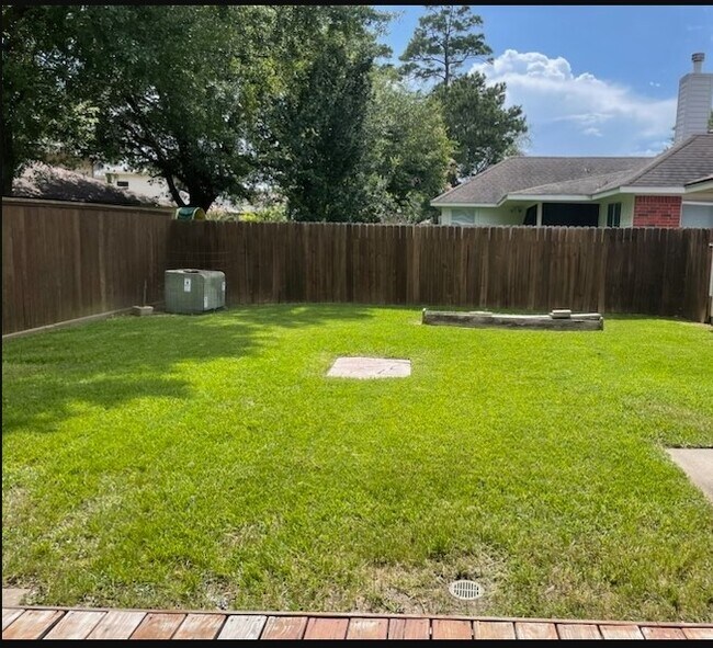 Building Photo - 6014 Knollwood Tr