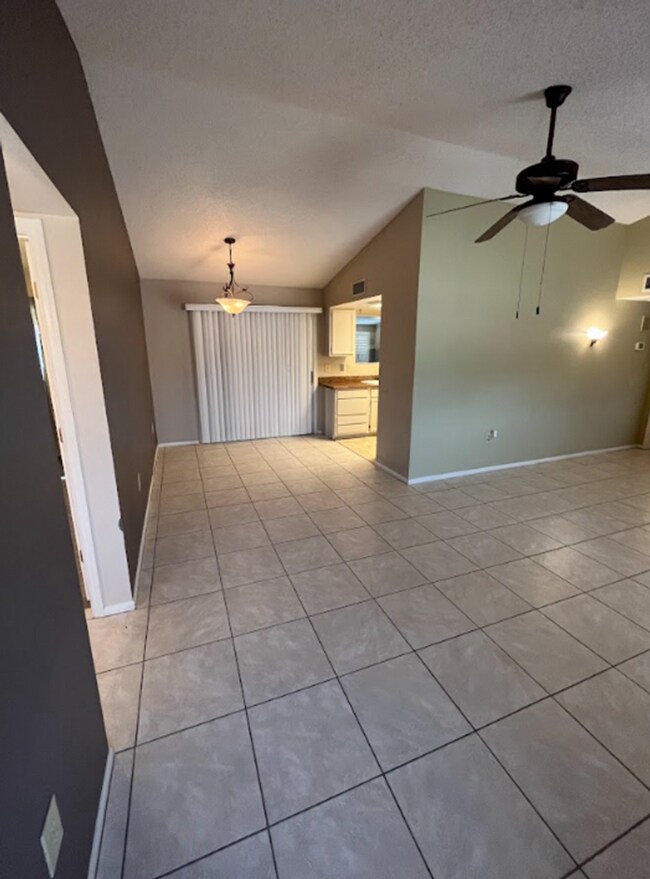 Foto del edificio - Beautiful Move In Ready Home In Age Restri...