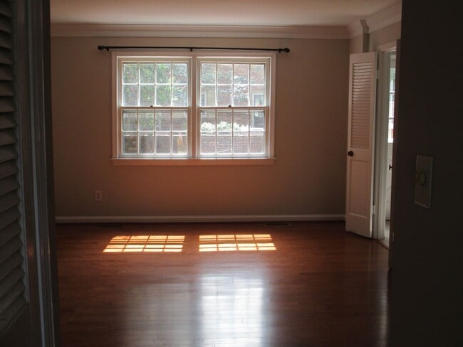 Building Photo - Three Bedroom Townhouse in Del Ray section of Alexandria