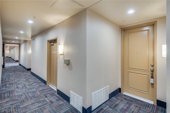 Building Photo - 15 E Agate Ave
