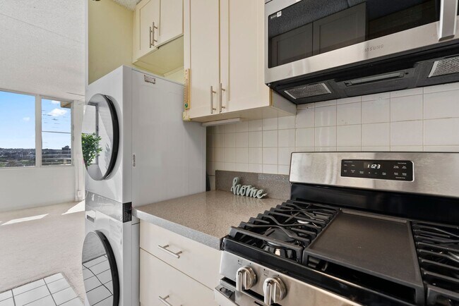 Foto del edificio - Punahou Pulelehua 2 Bedroom 1 Bathroom 1 Parking 7th Floor Condominium