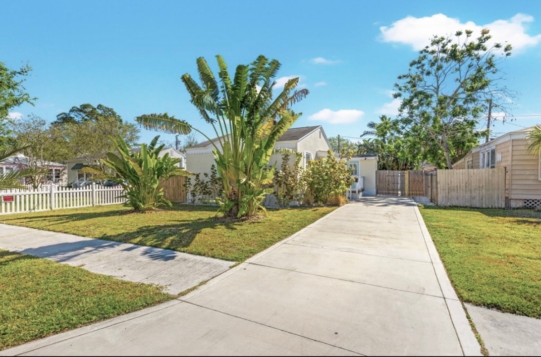 Primary Photo - 4004 Miramar Way S