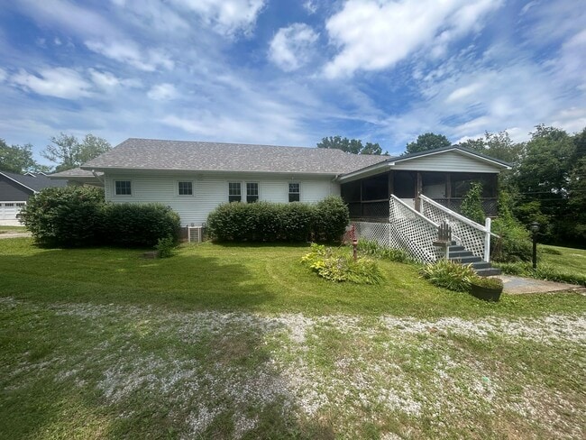 Building Photo - Charming 3 bedroom, 2.5 bathroom home loca...