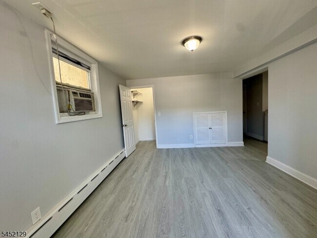 Foto del edificio - 687 Midland Ave
