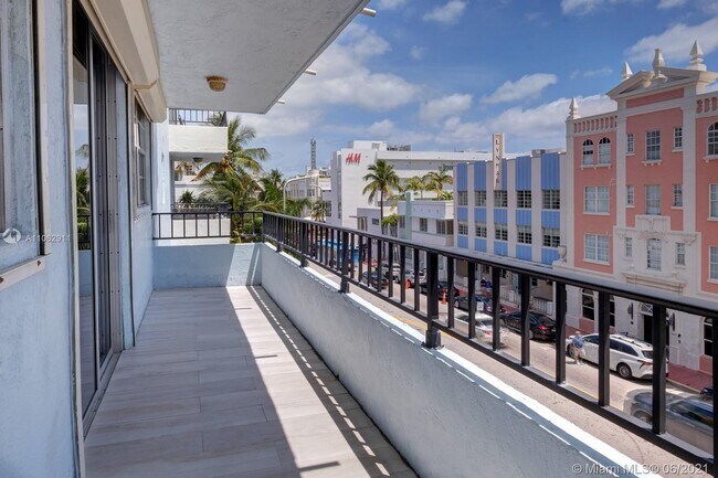 Building Photo - 720 Collins Ave