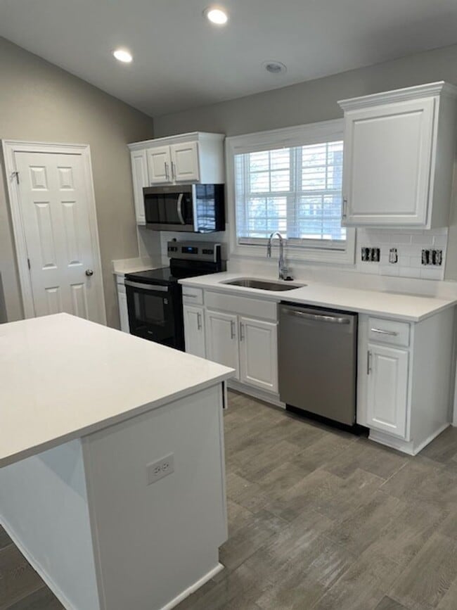 Building Photo - 802 W Longleaf Dr