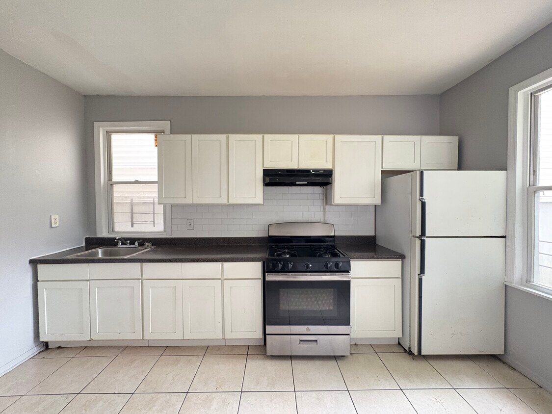 Primary Photo - 905 Hunterdon St