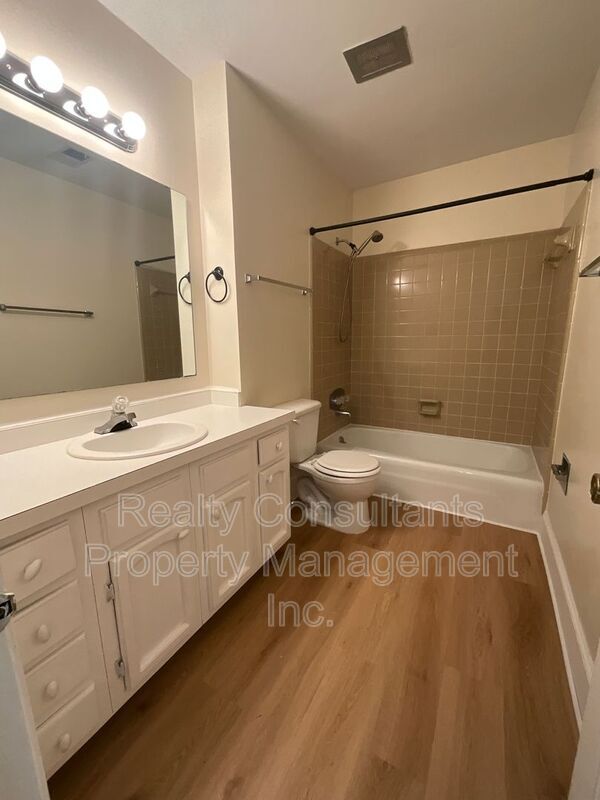 Building Photo - 3202-E Regents Park Lane