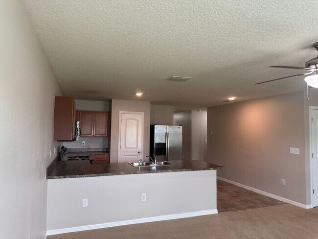 Foto del edificio - Comfortable and spacious Home in Poinciana Village 7