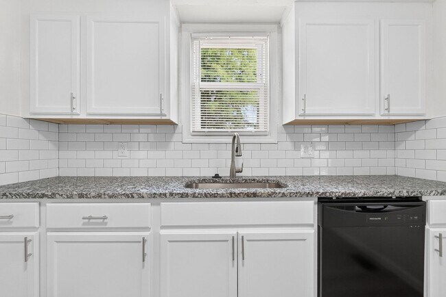 Foto del edificio - Updated 3 Bedroom Home - Available Now!