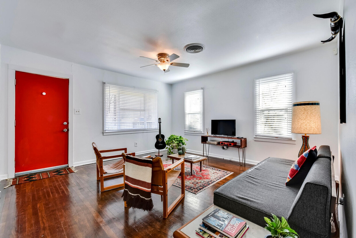 Primary Photo - 1310 Delano St