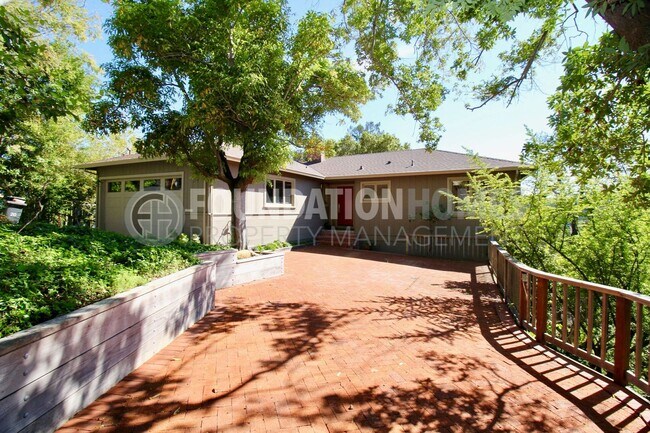 Foto del edificio - 4BD/2BA San Anselmo Home on a Cul-De-Sac!  Mount Tam Views!  Large Yard!   FOUNDATION
