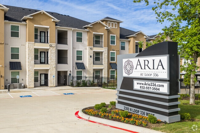 Building Photo - Aria at 336