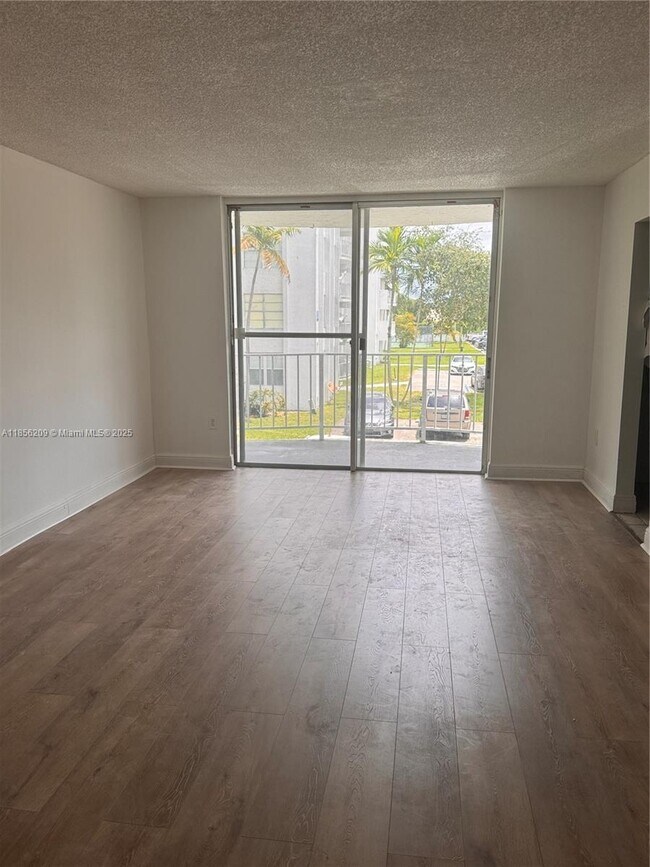 Foto del edificio - 496 NW 165th St