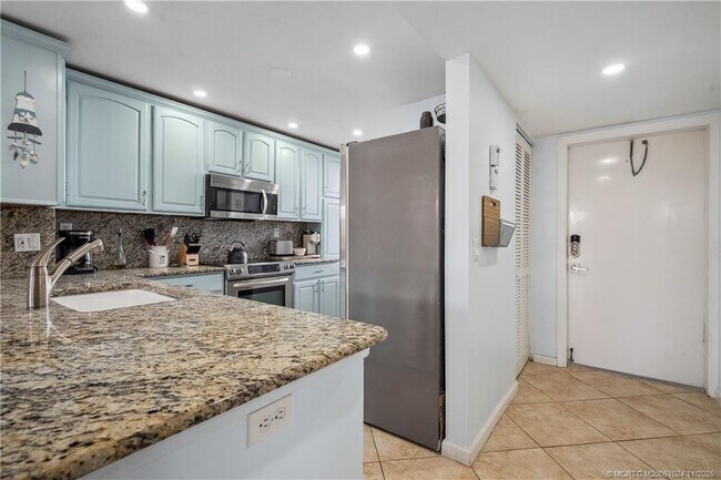 Building Photo - 10680 S Ocean Dr