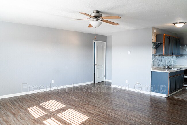 Building Photo - 515 Whitecrest Dr