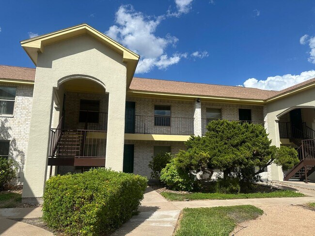 Building Photo - 2501 Hibiscus Ave