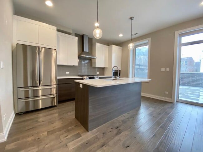 Building Photo - 2 bedroom in Chicago IL 60654