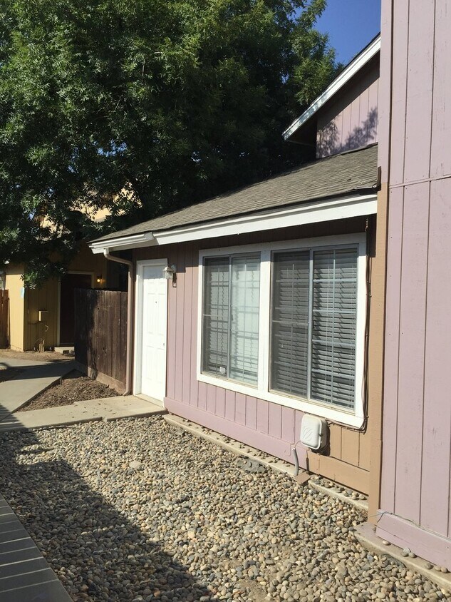 1169 Cherry Ln Unit B, Lemoore, CA 93245 Room for Rent in Lemoore, CA