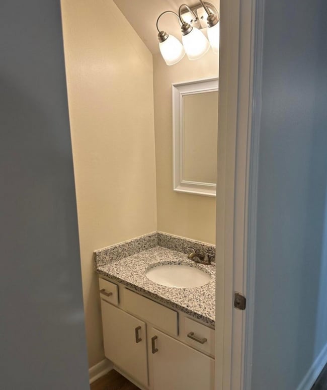 Building Photo - 2 Bed 2.5 Bath