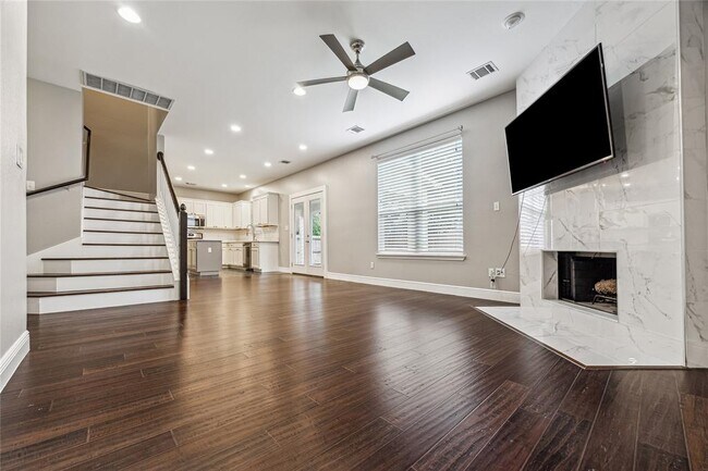 Building Photo - 2212 Clover Ridge Dr