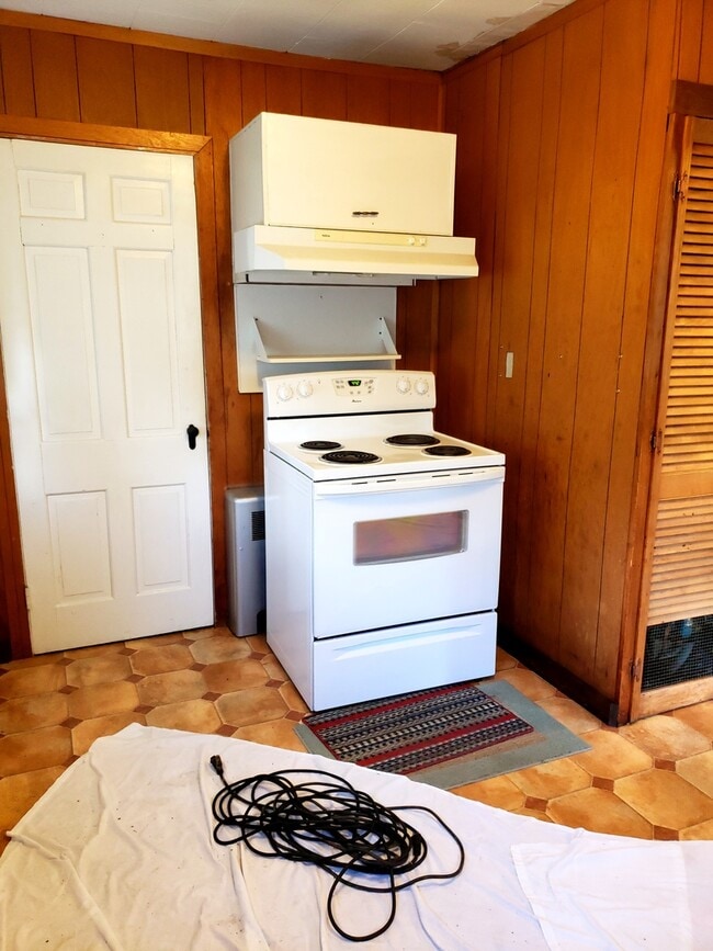 Building Photo - Quite house in quiet neighborhood. Corner Lot. Heat included.