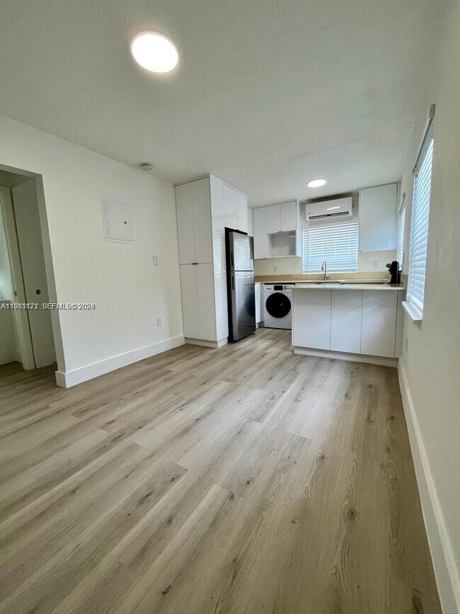 Foto del edificio - 833 W 39th St