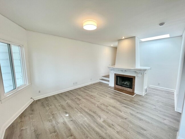 Building Photo - Bernal Hts. 2Br/1.5Ba Home w/Fab City View...