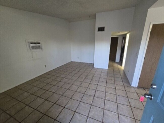 Foto del edificio - TRIPLEX 2BD/1BA COMING SOON!!! SPACIOUS BACKYARD!!
