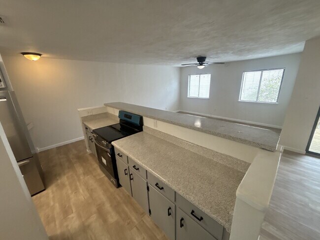 Foto del edificio - 2 Bedroom 2 1/2 bath in the Lakes Townhome Community! Complete Remodel!