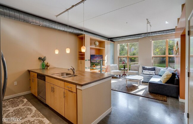 Building Photo - 1 br, 1 bath Condo - 2845 Colfax Ave S