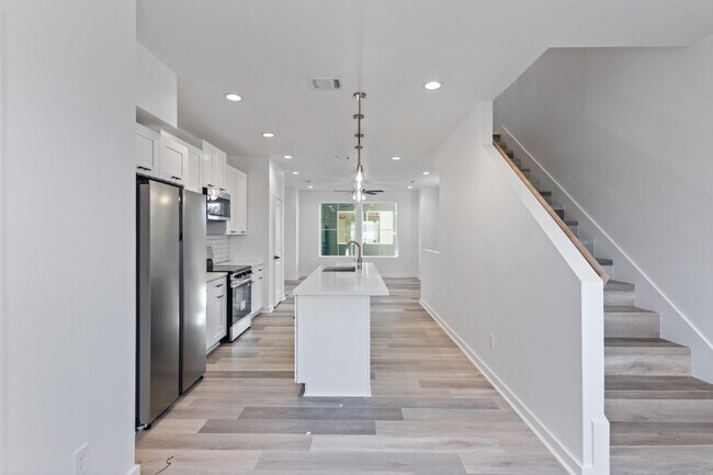 Modern Living in 3rd Ward - Modern Living in 3rd Ward Apartment