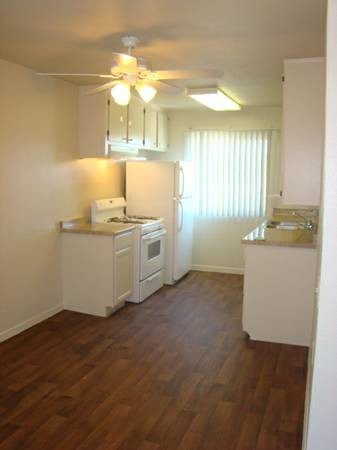 Primary Photo - 454 N Fig St
