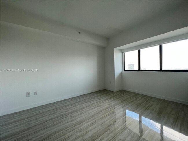 Foto del edificio - 650 NE 32nd St