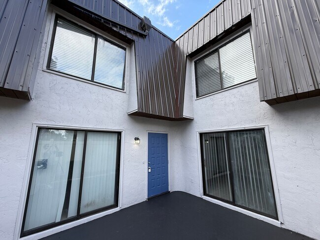 Foto del edificio - Renovated 2x2.5 Townhome with Full Size W&D