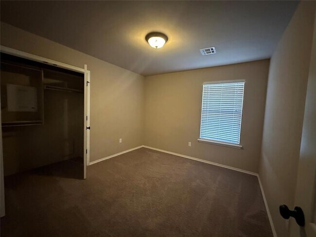 Foto del edificio - 5811 Marblewood Dr
