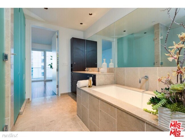 Building Photo - 2 br, 2 bath Condo - 6250 Hollywood Blvd U...