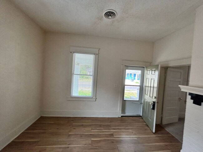 Building Photo - 2 Bedroom House