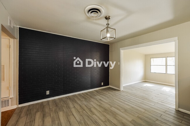 Building Photo - 4630 Dellcrest Dr, San Antonio, TX 78220