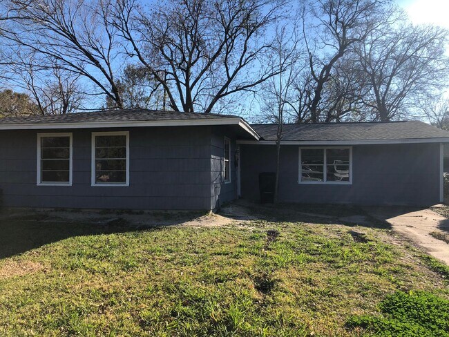 Building Photo - 6022 Lyndhurst Dr