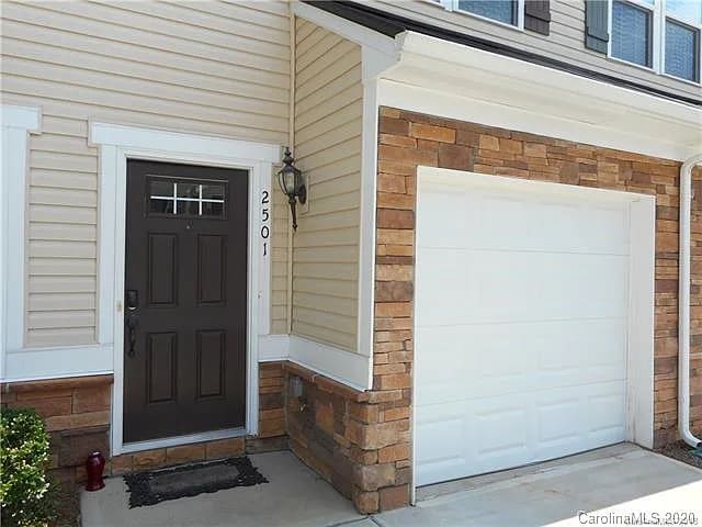 Building Photo - 2501 Silverthorn Dr
