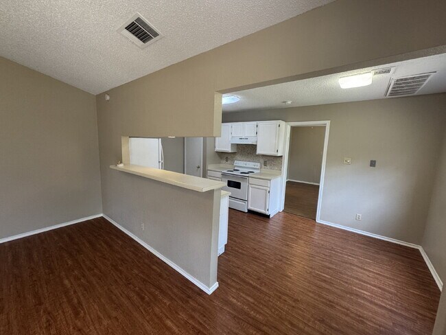Building Photo - 2-Bed, 2-Bath, 1-Car Garage - Walking Dist...