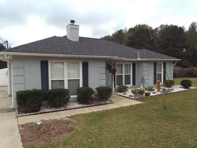 Building Photo - 4 Bedroom, 2 Bath Home in Desirable Lee Co...