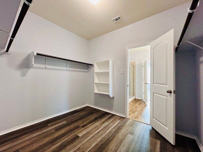 Building Photo - 147 Big Leaf Dr